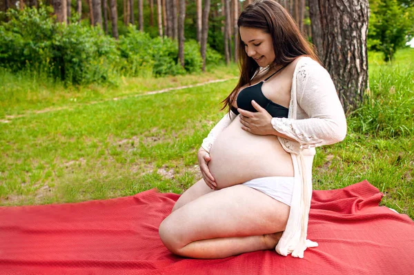 Femme Enceinte Plein Air Tenant Les Mains Sur Ventre — Photo