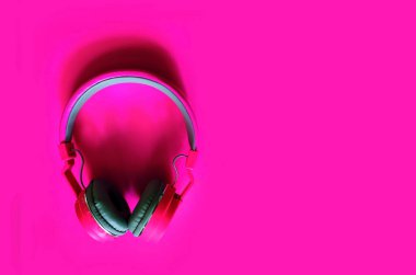 Pembe kulaklıklar, kopyalama alanı olan renkli bir arkaplanda izole edildi