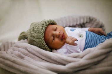 Bebek Uykusu, Yünlü Şapkalı Yeni Doğan Çocuk Kürk Battaniyesinde Uyuyor