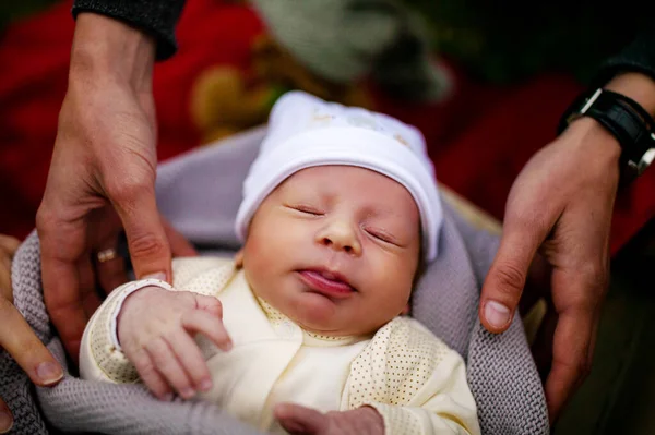 Bebé Dormido Niño Recién Nacido Con Sombrero Lana Durmiendo Manta — Foto de Stock