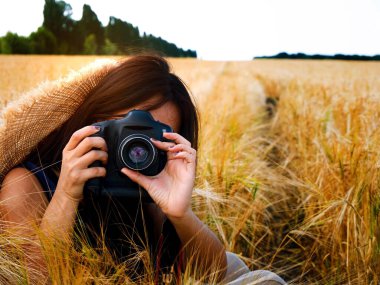 Çavdar Tarlasının Düşük Açı Fotoğraflarını Altın Saatteki Kadın Fotoğrafçı Çekiyor. Doğa Fotoğrafçısı Eylemde.