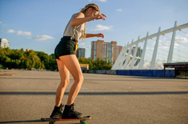 Rastalı Paten Genç Kız Kaykay Sürüşü