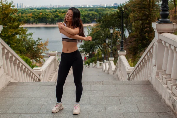 Mulher Fitness Fazendo Exercícios Alongamento Fundo Cidade Urbana — Fotografia de Stock