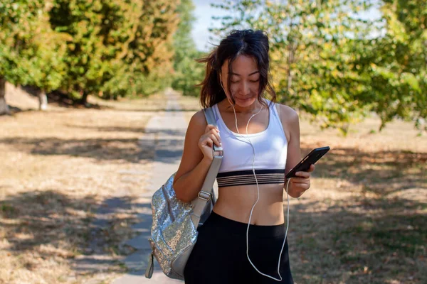 Счастливая Активная Азиатская Девушка Слушает Музыку App Phone Live — стоковое фото