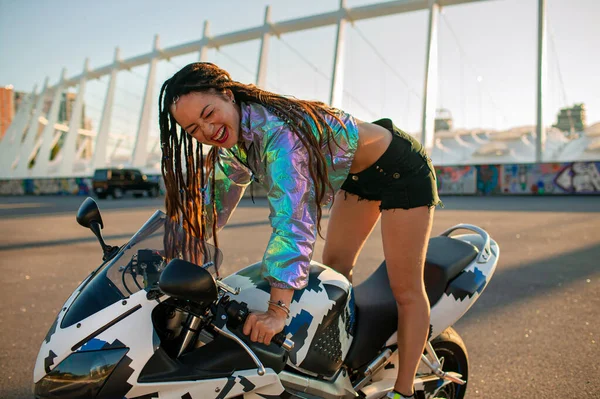 Menina Bonita Com Tranças Uma Motocicleta Esportiva Estrada Pôr Sol — Fotografia de Stock