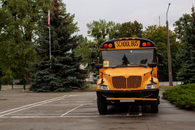 Kuzey Amerika Sarı Okul Otobüsü Sokağa Park Edildi