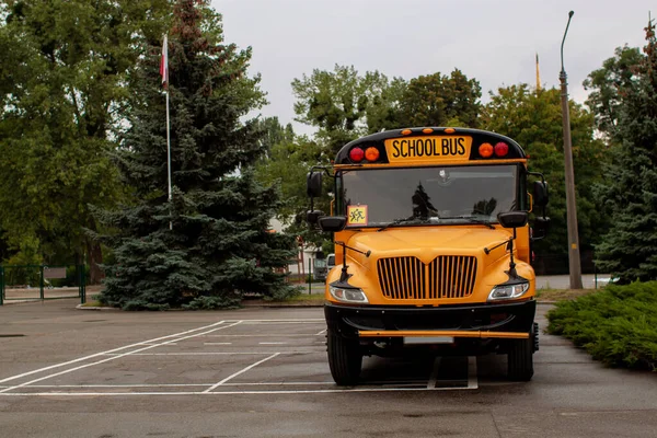 North American Yellow School Bus Geparkeerd Straat — Stockfoto