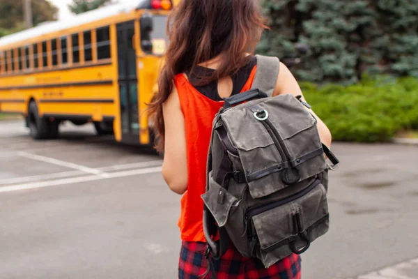 Giovanissima Ragazza Piedi Vicino Giallo Scuola Autobus Parcheggiato Strada — Foto Stock