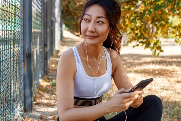 Attraktiv Asiatisk Kvinna Lyssnar Musik Efter Sport Höstparken — Stockfoto