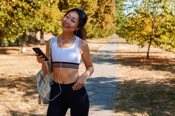 Attraktiv Asiatisk Kvinna Lyssnar Musik Efter Sport Höstparken — Stockfoto
