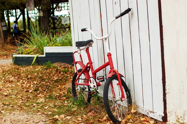 Bicicleta Vermelha Vintage Estacionada Por Cerca Branca Velha Outono — Fotografia de Stock