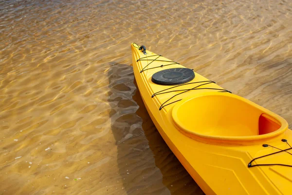 Göldeki Sarı Zevk Teknesi Nehir Kenarında Kürek Çeken Bir Tekne — Stok fotoğraf