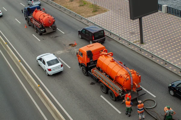 Trabajadores Reparan Asfalto Alrededor Cloaca Camino — Foto de Stock