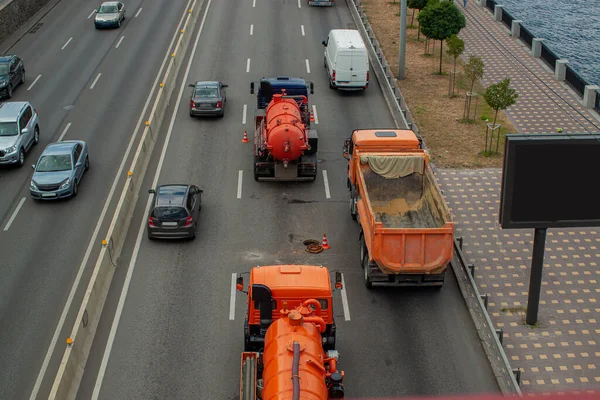 Lavoratori Riparazione Asfalto Intorno Fogna Cappello Sulla Strada — Foto Stock