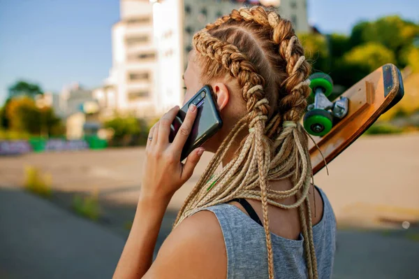 Moda Adolescente Chica Con Rastas Hablando Teléfono Móvil Caminando Calle — Foto de Stock