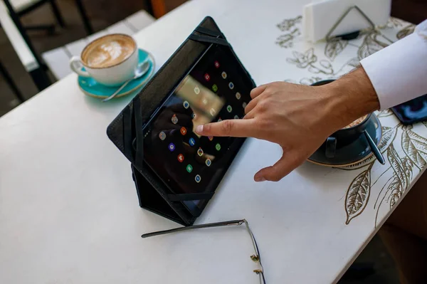 Hombre Negocios Caucásico Usando Tableta Digital Café — Foto de Stock