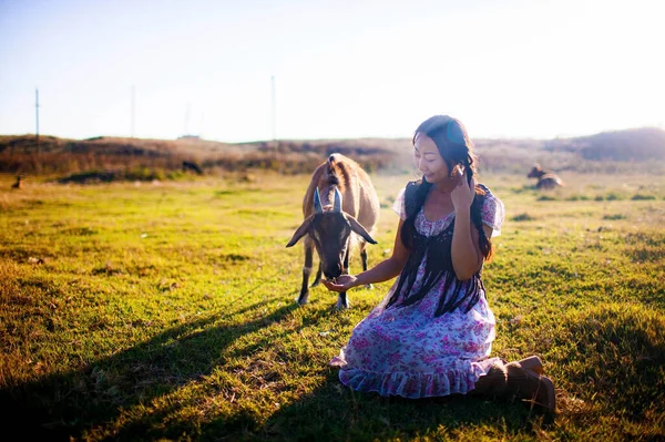 Femme Avec Chèvre Sur Une Prairie Coucher Soleil — Photo