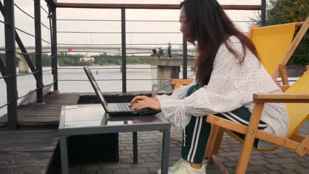 Beautiful Young Asian Woman Working Laptop Outdoor Cafe — Stock Video