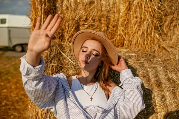 Hermosa Mujer Rubia Posando Sol Cubre Rostro Del Sol Con —  Fotos de Stock