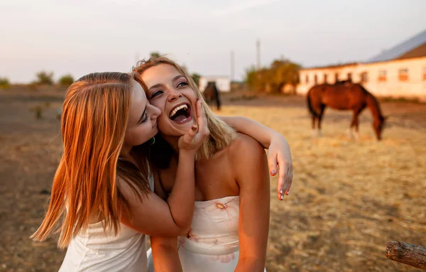 Dvě Krásné Ženy Přítelkyně Blond Vlasy Bílém Tričku Baví — Stock fotografie