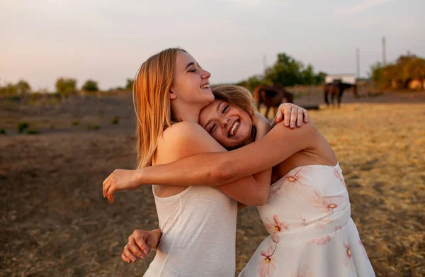 Zwei Schöne Freundinnen Mit Blonden Haaren Einem Weißen Shirt Haben — Stockfoto