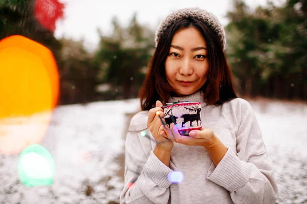 美丽的亚洲女孩 在冬季公园里 站在室外喝杯咖啡 — 图库照片
