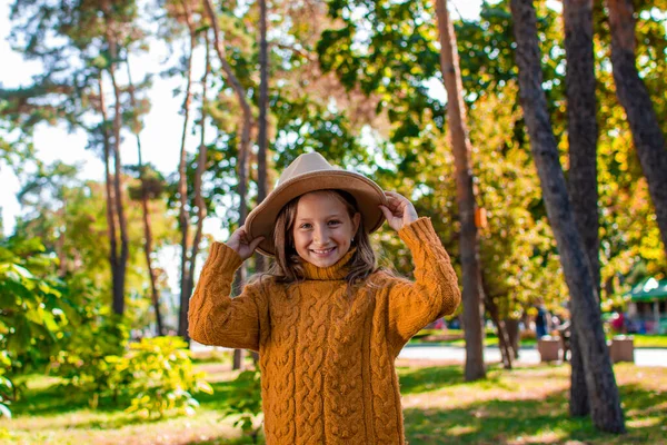 Happy Smiling Girl Playing Autumn Leaves Park — Stock Photo, Image