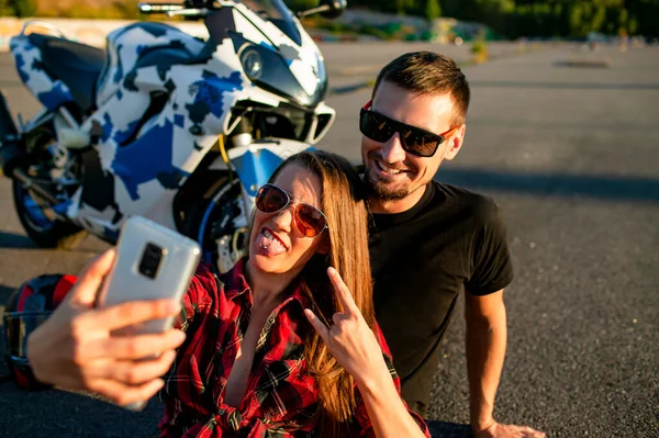 Szczęśliwa Para Odpoczywa Swoim Motocyklem Robi Selfie Zachodzie Słońca — Zdjęcie stockowe