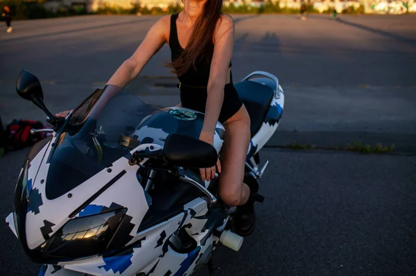 Красивая Девушка Сидит Мотоцикле Закате — стоковое фото
