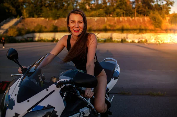 Piękna Młoda Kobieta Siedzi Motocyklu Zachodzie Słońca — Zdjęcie stockowe