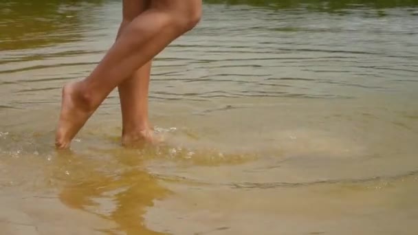 Smukłe Kobiece Nogi Spacerujące Wzdłuż Jeziora Lub Rzeki — Wideo stockowe