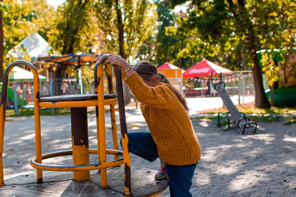 Kleines Mädchen Gelben Pullover Spielt Auf Dem Spielplatz — Stockfoto