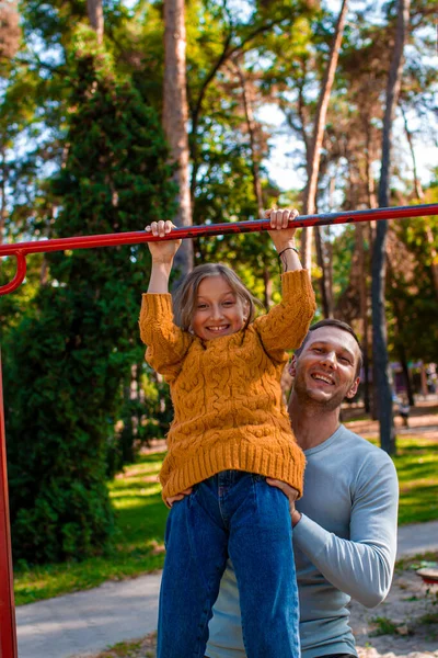 Pai Ajudar Filha Subir Nos Bares Irregulares Parque Infantil Conceito — Fotografia de Stock