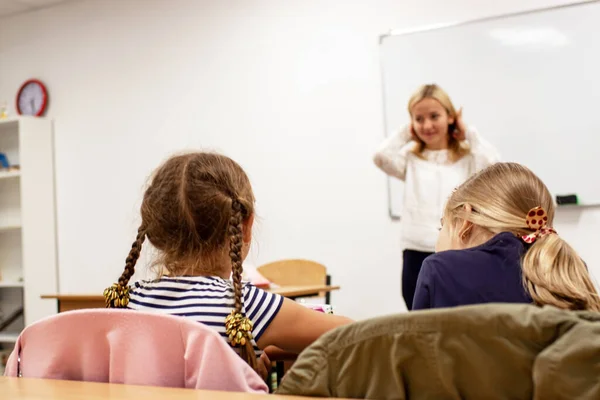 Professor Explica Quadro Negro Para Crianças Escola — Fotografia de Stock