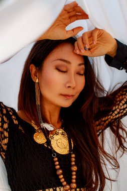 Beyaz kumaşlı güzel bir kadının portresi..