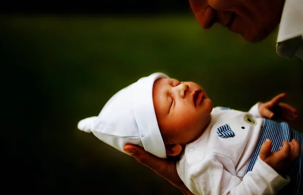 Recién Nacido Bebé Durmiendo Padre Manos Aire Libre — Foto de Stock