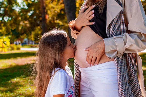 Donna Incinta Con Sua Figlia Nel Parco — Foto Stock