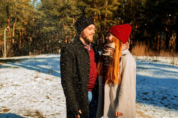 Ευτυχισμένο Ζευγάρι Που Περπατά Στο Πάρκο Μια Ηλιόλουστη Χειμωνιάτικη Μέρα — Φωτογραφία Αρχείου
