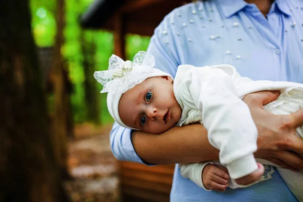 Een Jonge Moeder Met Een Pasgeboren Baby Buiten — Stockfoto