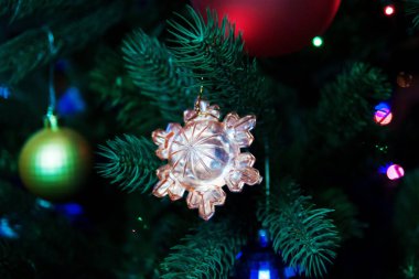 Renkli noel baloları ve metin için boşluk