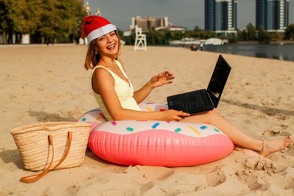 Красива Дівчина Купальнику Санта Клаус Капелюхи Використовуючи Ноутбук Пляжі — стокове фото
