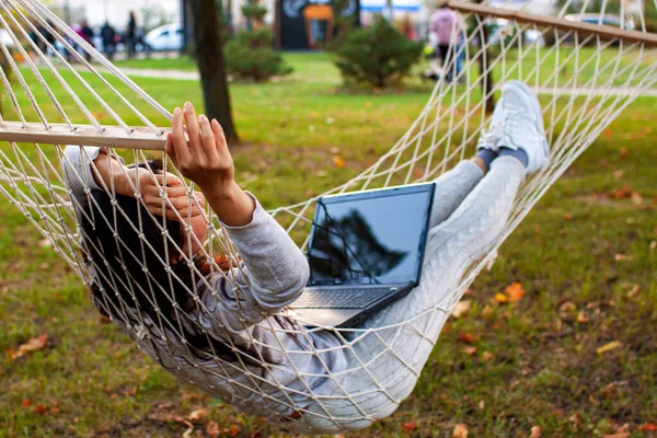 Молода Азіатська Жінка Використовує Ноутбук Hammock Осінньому Парку — стокове фото