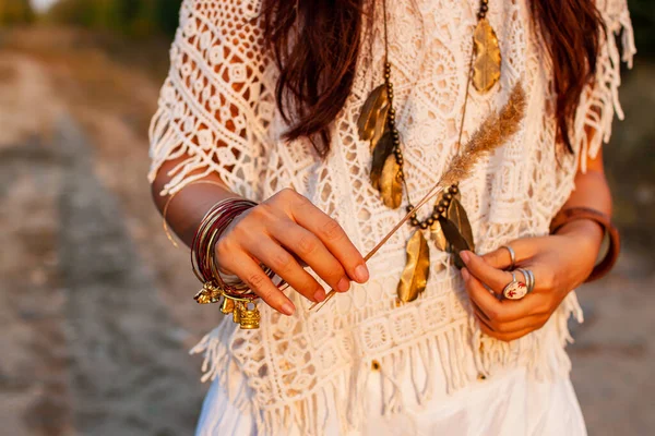 Hermosa Mujer Boho Campo Soleado Atardecer — Foto de Stock