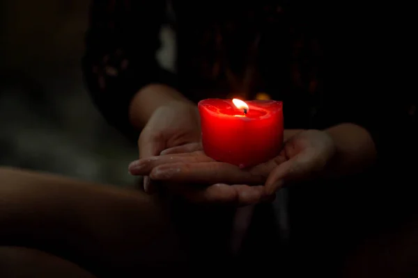 Vela Ardente Mão Das Mulheres Noite Fechar — Fotografia de Stock