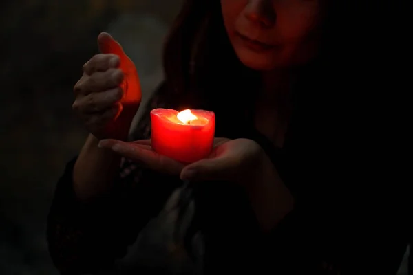 在女人的手上燃烧蜡烛 在夜晚 — 图库照片