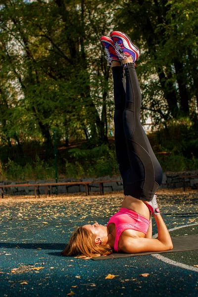 Ung Kvinna Övar Yoga Parken Mattan — Stockfoto