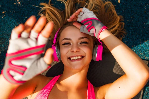 Porträt Der Schönen Glücklichen Jungen Fitten Frau Die Draußen Posiert — Stockfoto