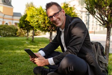 Parkta Tablet Kullanan Yakışıklı İşadamı