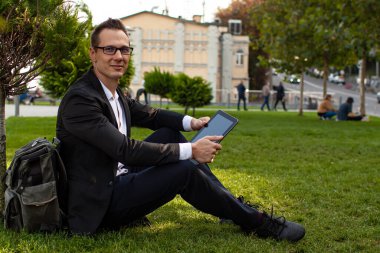 Parkta Tablet Kullanan Yakışıklı İşadamı