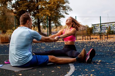 Genç Atletik Çift Güneşli Gün 'de Egzersiz Yapıyor